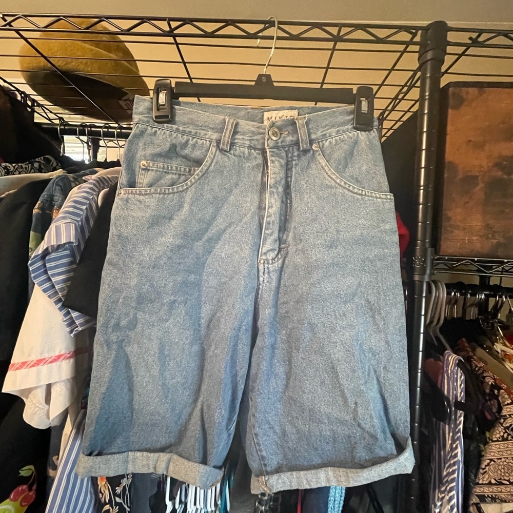 Mid-thigh denim short
